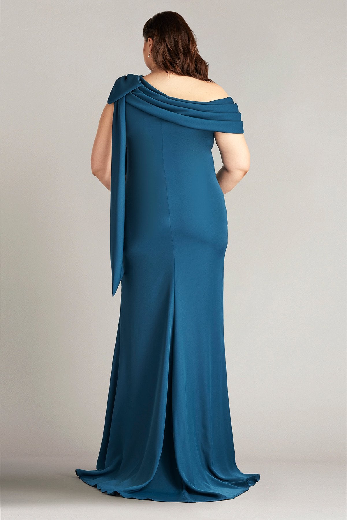 Cassia Bow-Shoulder Crepe Gown - PLUS SIZE ECLPS – Tadashi Shoji