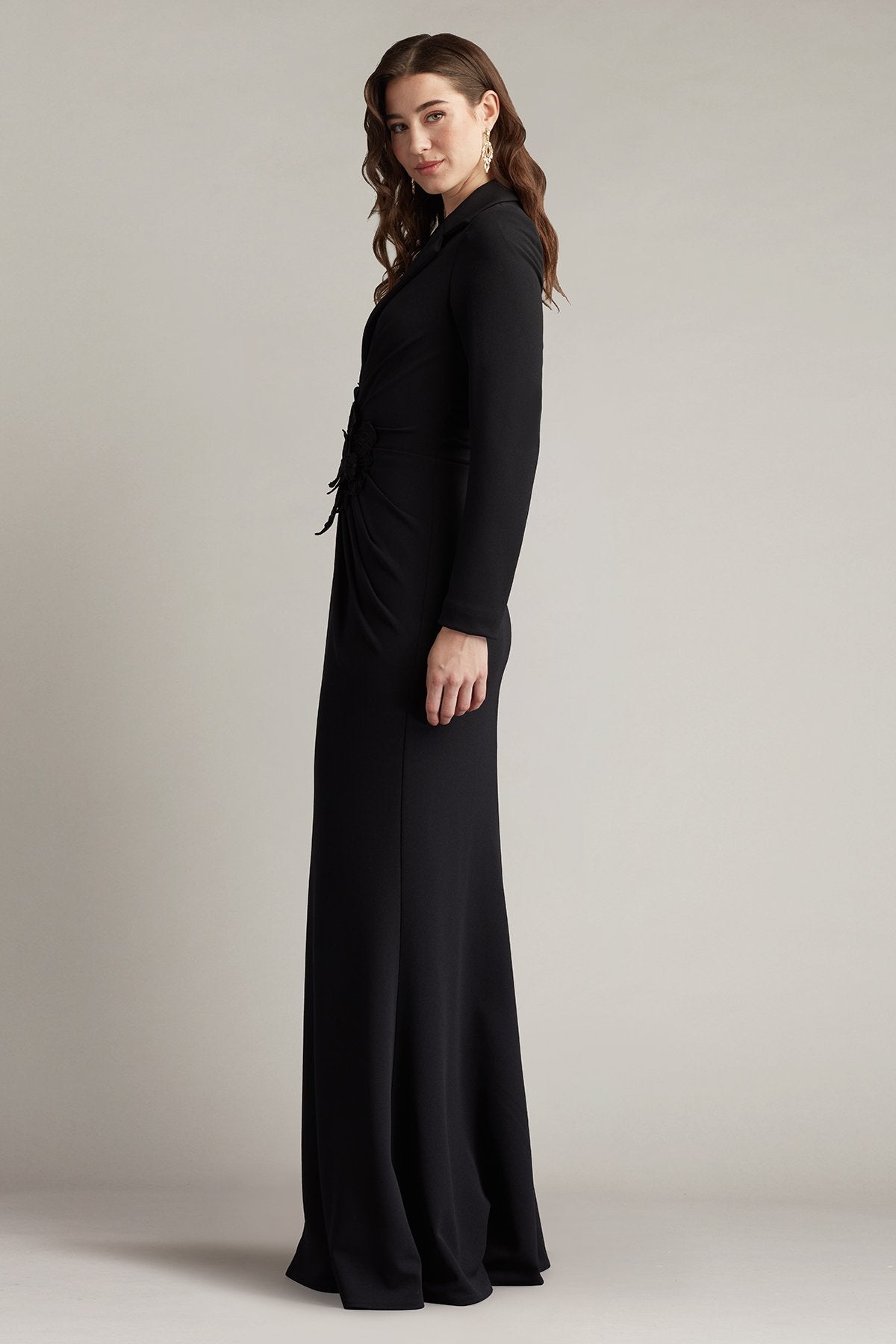 【TADASHI collection】黒の襟付きフレアパーティードレス Ardela Center Front Ruffle Gown – Tadashi Shoji Official Online