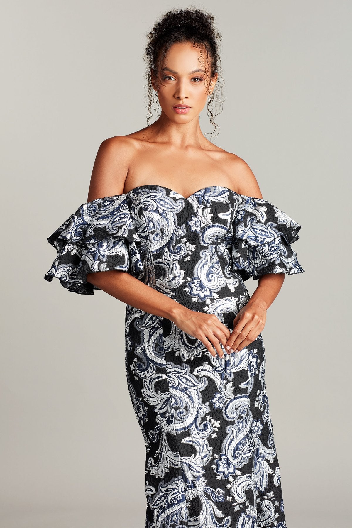 Beste Off-Shoulder Paisley-Motif Gown