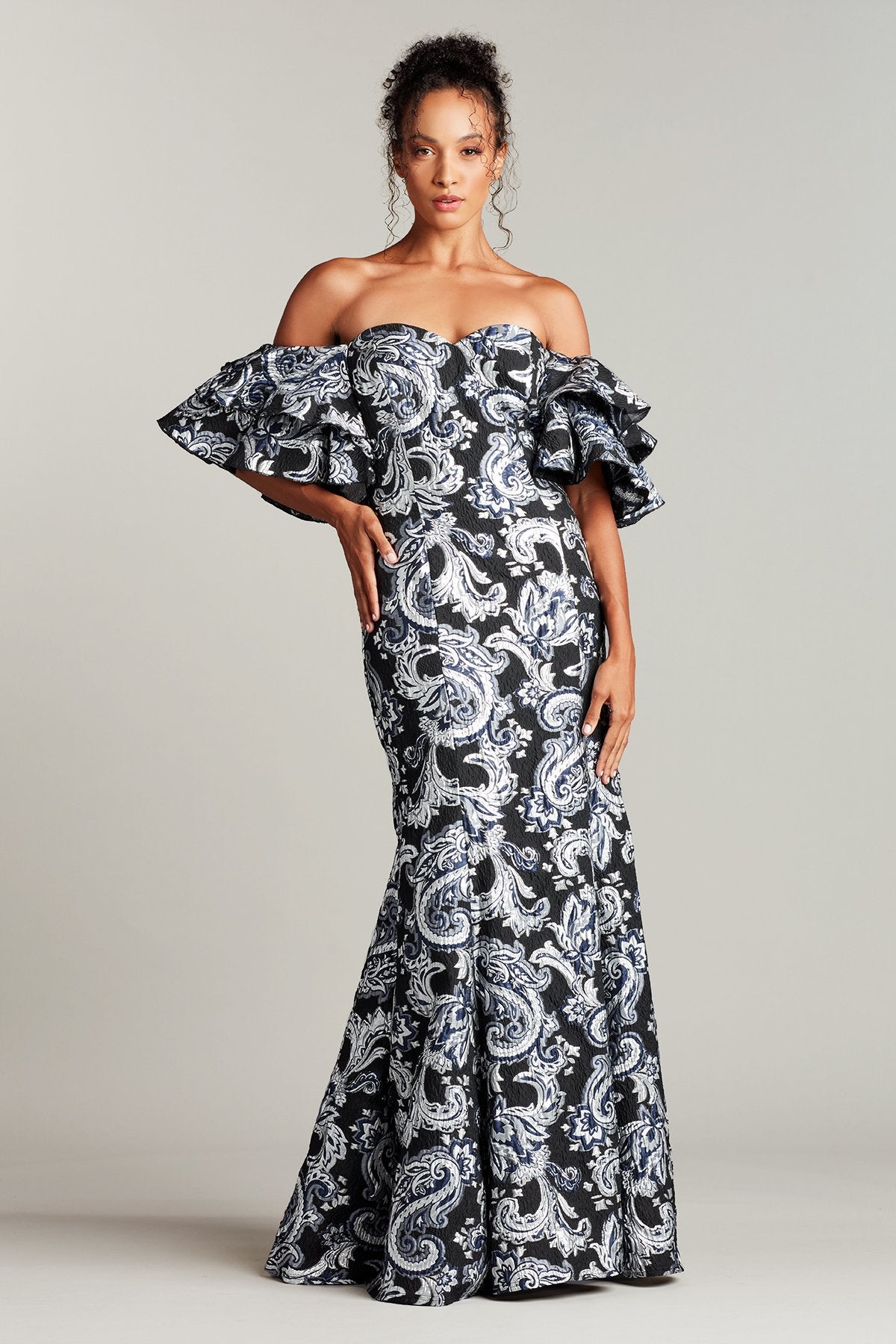 Beste Off-Shoulder Paisley-Motif Gown