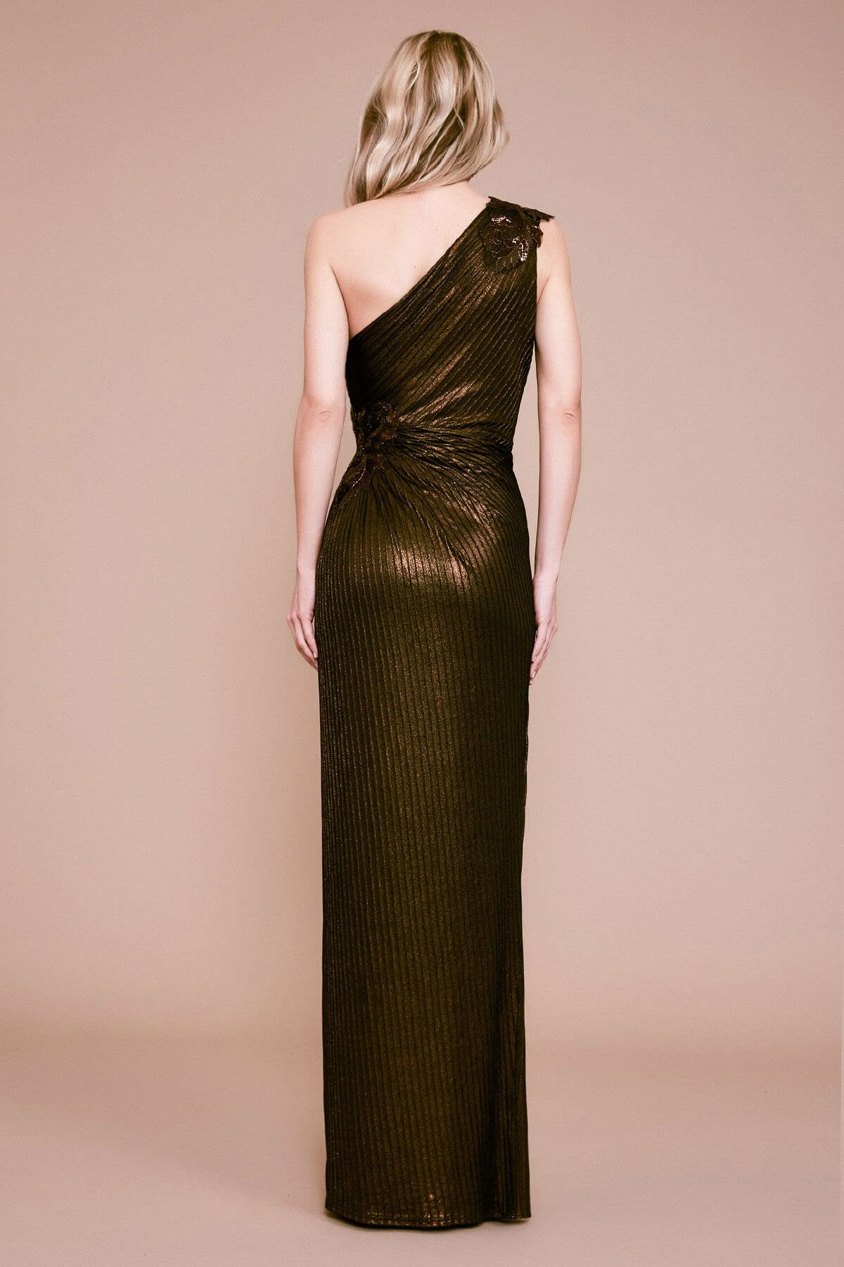 tadashi shoji 刺繍スパンコールワンピース Nigella One-Shoulder Metallic Pintuck Gown – Tadashi Shoji