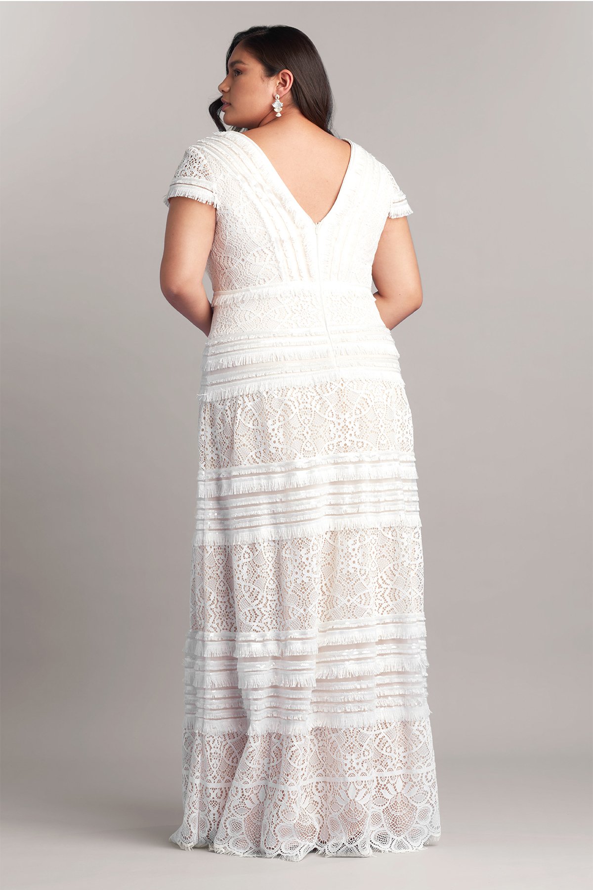 ウニコ BOUND LINE LACE ベージュ 1.5倍ヒダ UNICO Nisa Lace & Fringe Gown - PLUS SIZE | Tadashi Shoji