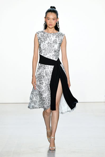 【Tadashi Shoji】気品漂うレースのClea Gown Tadashi Shoji Metallic Jersey Off The Shoulder Sweetheart